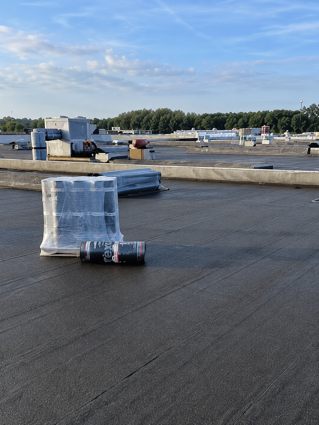 Aanleg plat dak met bitumen rollen