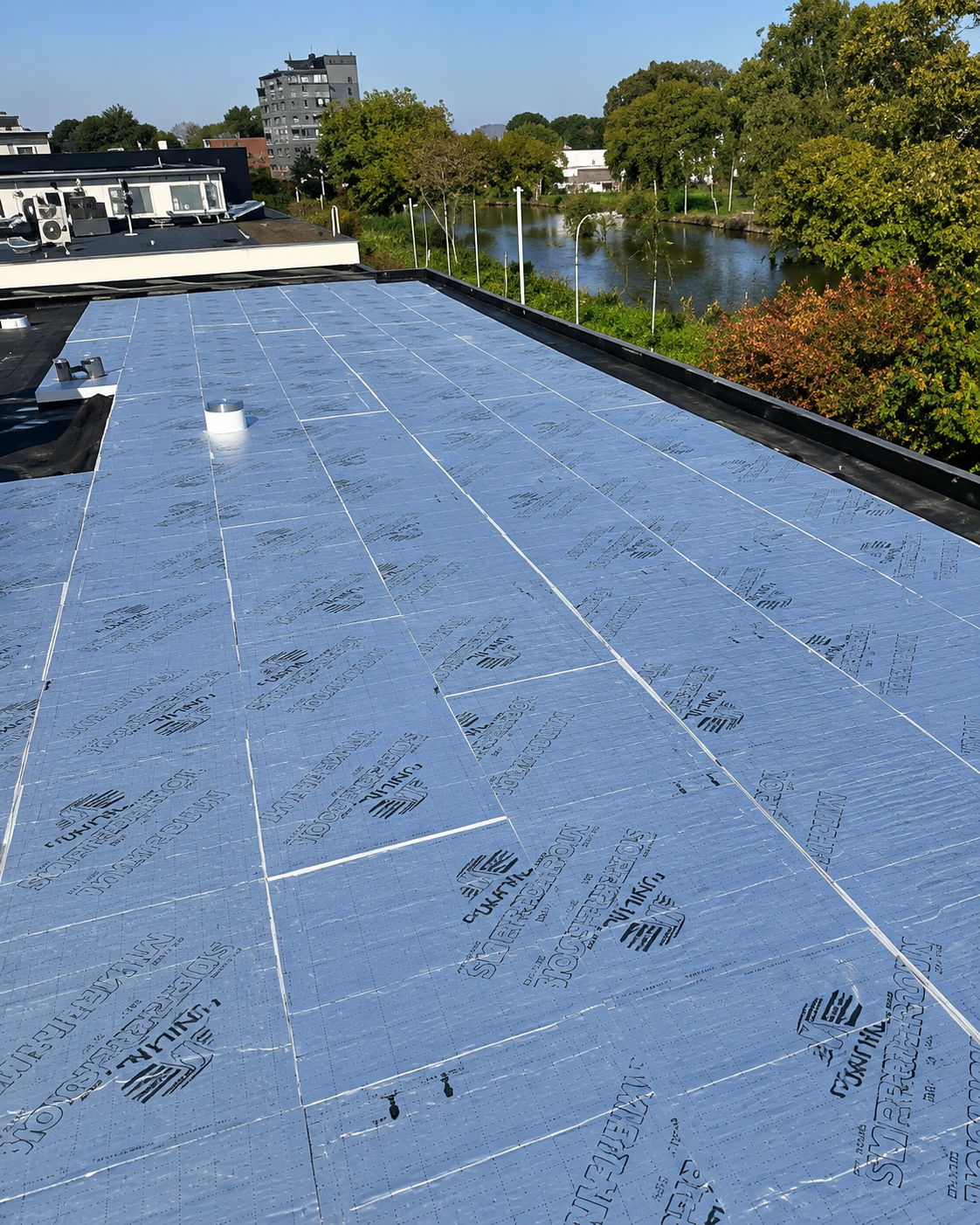 Plat dak met isolatieplaten tijdens onderhoud