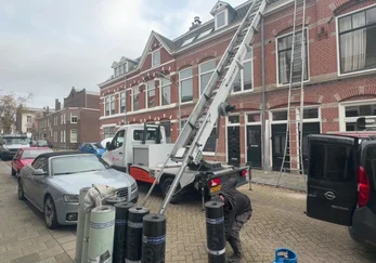 Dakdekker voert een dakinspectie uit