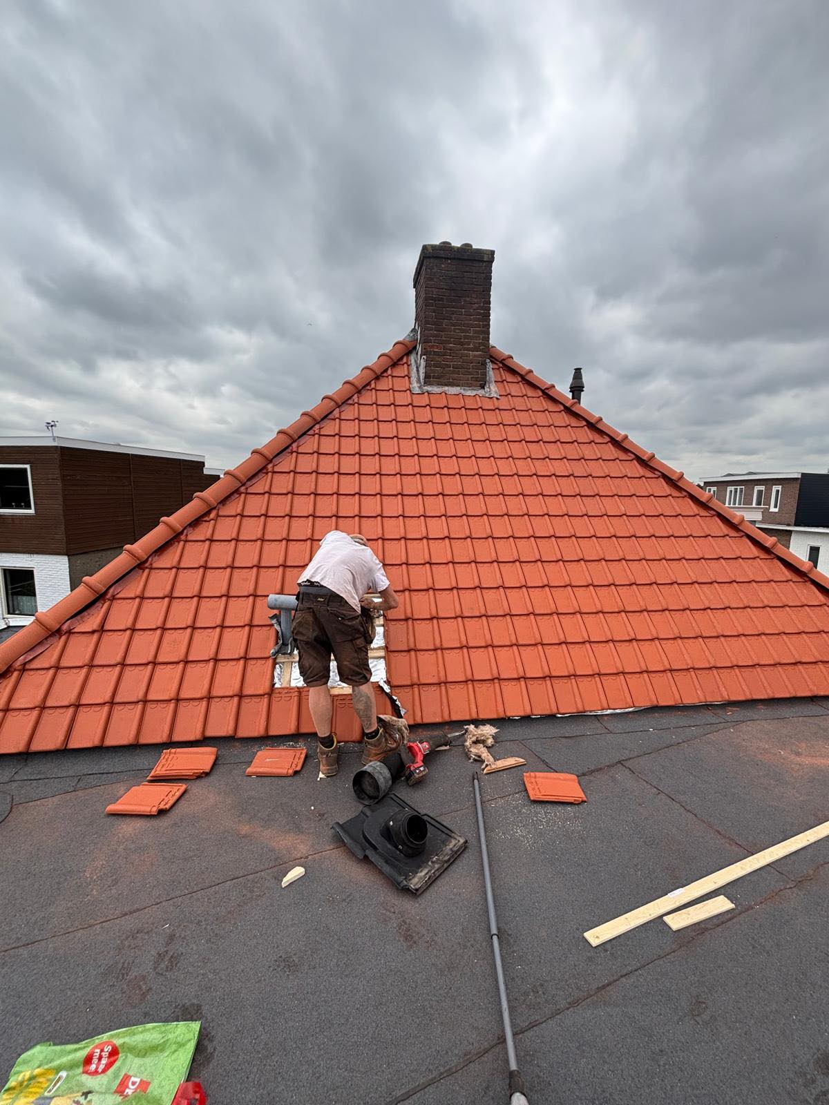 Dakdekker repareert dakpannen