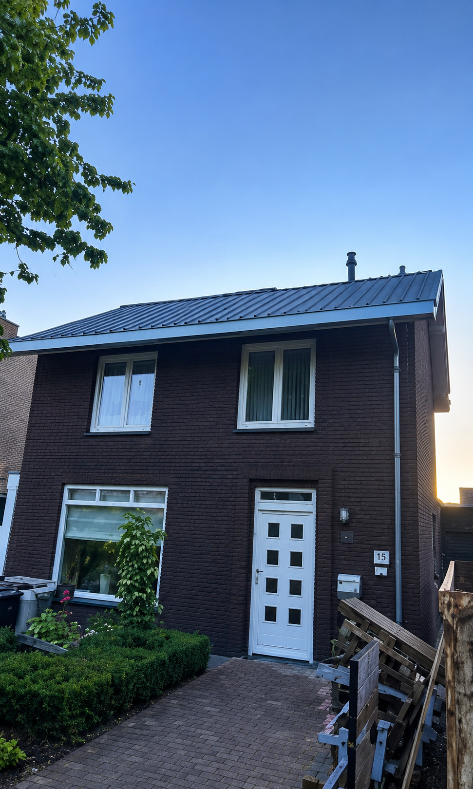Strak zinken dak op woning in Gelderland